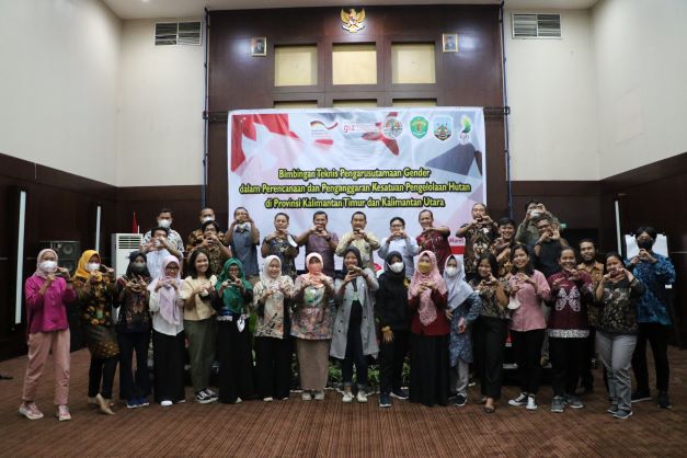 https://dishutkaltim.com/public/admin/images/gambar_berita/1647673214_017A6090.JPG